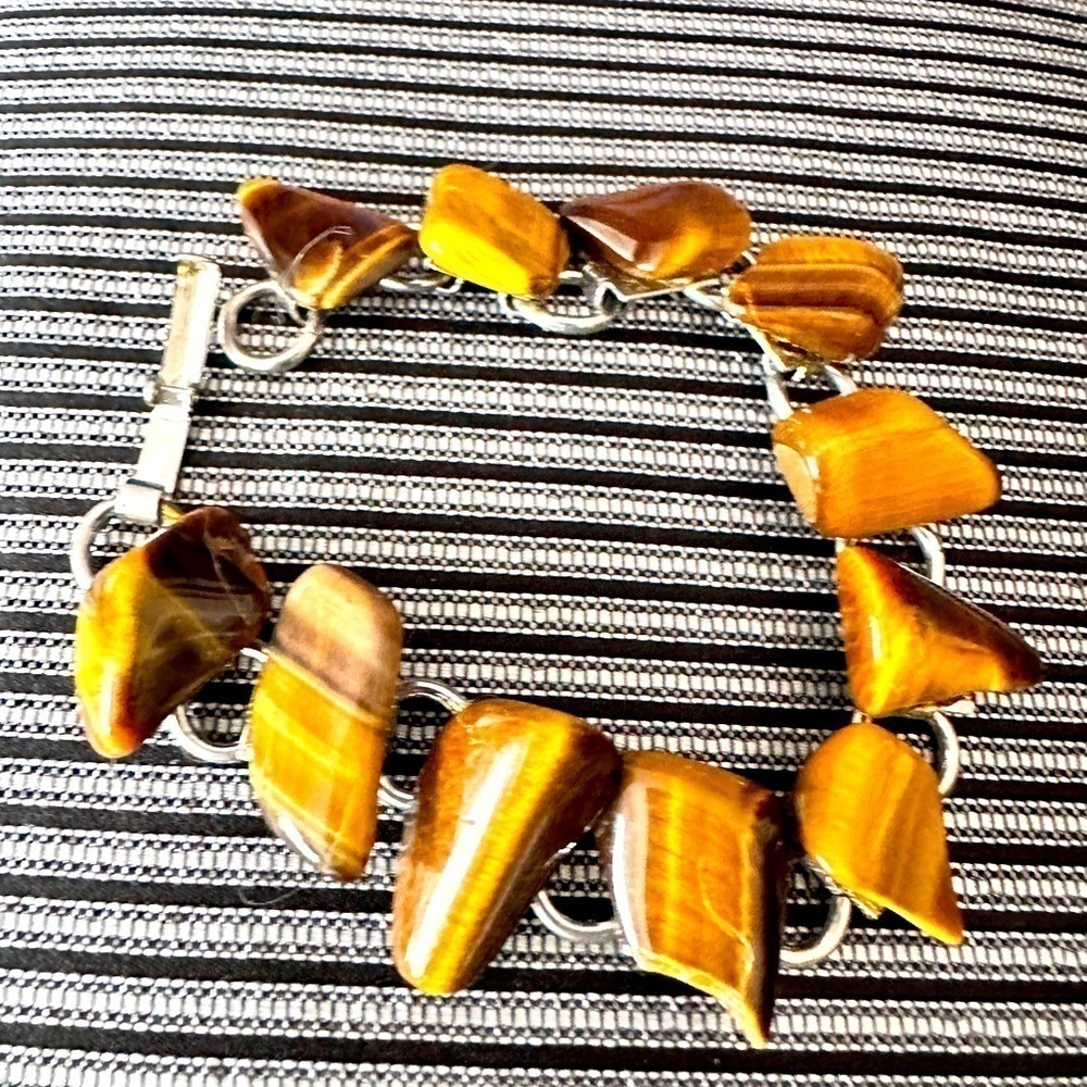 Vintage Tigers Eye Bracelet On A Linked Silver Tone Fold Over Clasp 0638 w